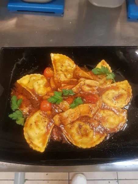 Panzerotti met porcini en truffel op een bord