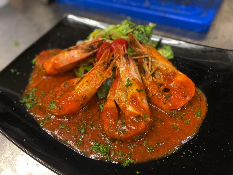 Gamba’s in tomatensaus met verse kruiden bij il Gusto